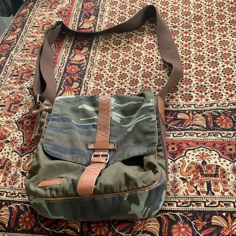Root’s canvas messenger bag